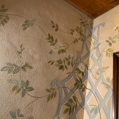 Particolare di una decorazione murale in un bagno